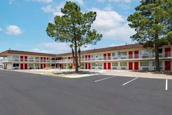 Rodeo Hotel *